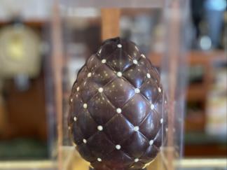 Uovo di cioccolato fondente